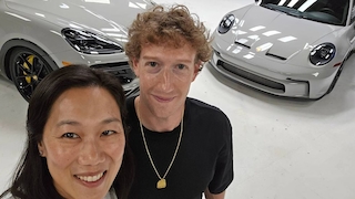 Priscilla Chan und Mark Zuckerberg vor ihren neuen Autos