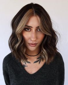 65 ideas para el pelo castaño oscuro Money Piece Hair Color, Piece Hair Color, Money Piece Highlights, Money Piece Hair, Silver Hair Dye, Peekaboo Hair Colors, Color Block Hair, Piece Highlights, Peekaboo Hair