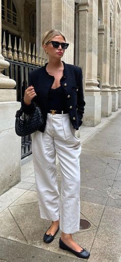 in this pin you can see a woman dressed like old money Spring Summer 23 Fashion Trends, Old Money Blazer, Ootd Moodboard, Outfits For Warm Weather, White Linen Outfit, Preppy Outfits For School, Outfits Sommer