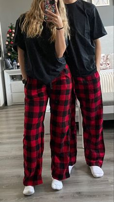 ليلو وستيتش, Couple Fits, Couple Pajamas, Cute Date Ideas, Matching Pjs, Matching Couple Outfits, Cute Couples Photos