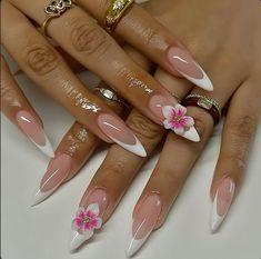 #flowernails #nailart #naildesign Croquette Nails Almond, French Acrylic Nails With Flower, Almond French Nails With Design, Almond French Designs, Almond French Tip With Design, Almond Nails Summer 2024, Birthday Summer Nails, French Tip Nails Flower, Bling Almond Nails