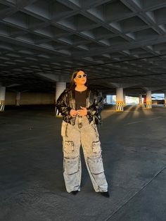 Street Style Cargo Pants, Street Style Cargo, Outfit Verano, Style Cargo Pants, Back To School Fits, Creative Portrait Photography, Concert Outfits, Style Cargo, School Fits