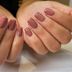 Fall Nail Colors for Women Over 40: Timeless and Chic 15 Ideas Manicure Ideas Solid Color, Bare Colored Nails, Fall Nail Colour 2023, Warm Nails, Fall Nail Colours, Fall Gel Nails, Coffee Run, Casual Nails, Makijaż Smokey Eye