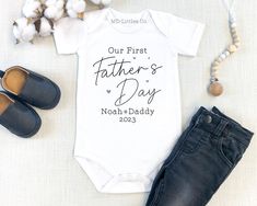 Celebrate his first Father's Day with this cute, personalized onesie®! Also available in toddler sizes. ✨Photo props are for picture purposes only and not included ❣️HOW TO ORDER -Choose your size and style from the drop down menus (available sizes and styles are listed in the photos) -In the personalization box, write the names and date you need at the bottom -Add listing to your cart -Double check your address and make sure it is correct when going through checkout If you would rather have pin Mothers Day Gift From Baby, Fathers Day Gift From Baby, 1st Fathers Day, 1st Mothers Day, 1st Fathers Day Gifts, Custom Baby Onesies, Personalized Onesie, Boy Onesie, First Fathers Day