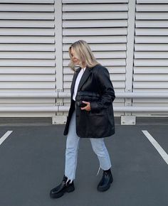 How To Wear Blazer, Leather Blazer Outfit, Ropa Semi Formal, Fashion Outfit Ideas, Outfit Top, Denim Boots, Blazer Outfit, Mode Ootd, Modieuze Outfits