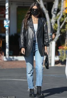 Black Leather Blazer Outfit, Blazer En Cuir, Black Leather Blazer, Blazer Outfits Casual, Camila Morrone, Leather Jacket Outfits, Kaia Gerber, Looks Street Style, Blazer Outfits