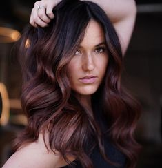 65 ideas para el pelo castaño oscuro Chocolate Ombre Hair, Red Hair Dark Roots, Dark Maroon Hair, Brunette Auburn, Burgundy Hair With Highlights, Short Burgundy Hair, Deep Burgundy Hair, Red Burgundy Hair Color, Pelo Color Borgoña