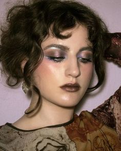 Cool Tone Skin Makeup, Ethereal Grunge Makeup, Art Nouveau Makeup, Grunge Look Makeup, Simple Unique Makeup Looks, Whimsical Makeup Looks, Cool Toned Blush, Space Makeup Looks, Grey Makeup Looks