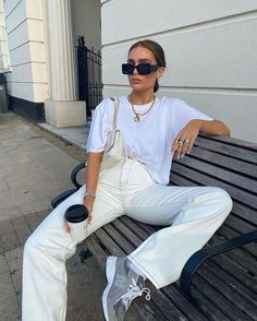 T-shirt blanc : 12 façons hyper stylées et originales de le porter selon Pinterest White Pants Outfit, Skandinavian Fashion, 여름 스타일, Nashville Outfits, Mode Ootd, Modieuze Outfits, Mode Streetwear, White Outfits