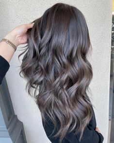 Ashy Brown Highlights, Brown Hair Color Styles, Mushroom Brown Balayage, Ash Brown Hair Balayage, Ash Brown Color, Hair Color Styles, Cool Brown Hair, Brown Hair Trends