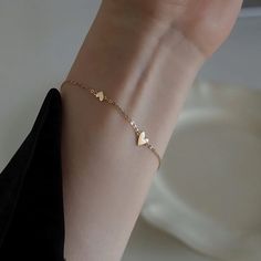 Heart Stainless Steel Bracelet In Gold. #Bracelet Delicate Gold Bracelet, Gold Heart Bracelet, Bracelet Love, Bracelet Dainty, Simple Bracelets, Classy Jewelry, Jewelry Lookbook, Dainty Bracelets, Fancy Jewelry