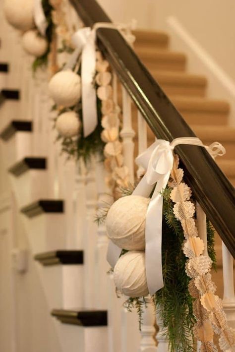 33 Ideas- Decorating Christmas Stairs Staircase Decor Ideas, Christmas Banister, Christmas Staircase Decor, Christmas Stairs Decorations, Christmas Stairs, Christmas Staircase, Staircase Decor, Happy Xmas, Stair Decor