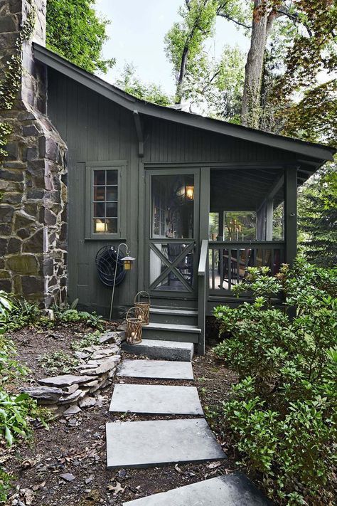 Mountain House Exterior, Green House Exterior, Green Cabin, Haus Am See, Cabin Exterior, Cottage Exterior, Casa Exterior, Lake Cottage, Small Cabin