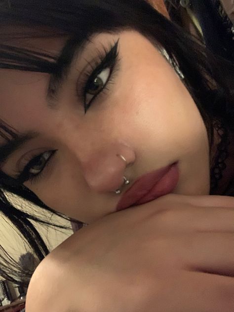 Emo Smudged Eyeliner, Sharp Black Eyeliner, Grunge Black Makeup, Dark Makeup Looks Brown Eyes, Classy Grunge Makeup, Makeup To Make You Look Hotter, Edgy Eye Makeup Grunge, Grunge Makeup No Eyeliner, Alt Black Makeup