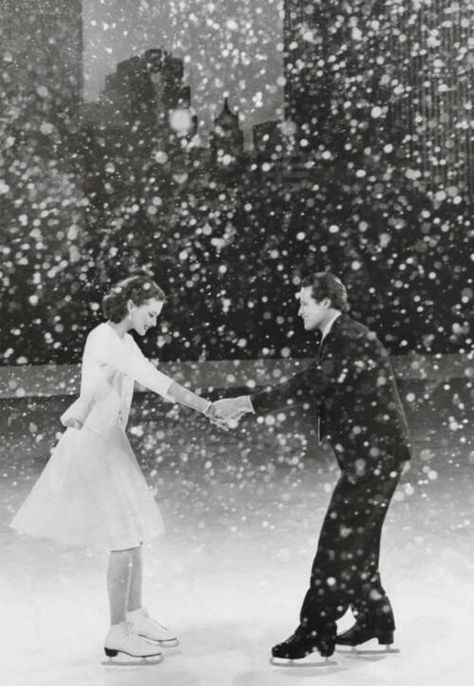 Vintage romance Christmas Proposal, Snow Falling, Photo D Art, Ice Rink, Winter Love, Foto Vintage, Wedding Proposal, Photo Couple, Two People