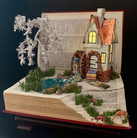 Altered Book Art, Dollhouse Decorating Ideas, Book Diorama, Dollhouse Decorating, Book Centerpieces, Book Art Projects, Book Art Sculptures, Old Book Crafts, Bookshelf Art