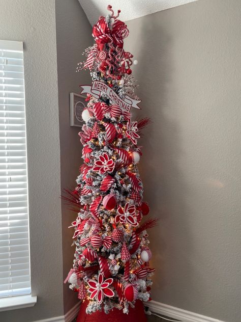 Natal, Christmas Tree Ideas Candy Cane, Candy Cane Themed Christmas Tree, Cane Decorations, Peppermint Tree, Christmas Candy Cane Decorations, Pencil Tree, Candy Cane Decorations, Pencil Trees