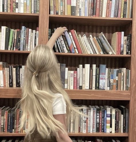 Bookshop Aesthetic Girl, Pictures In Bookstores, Bookstore Instagram Photos, Bookshopping Aesthetic, Library Instagram Pictures, Girl In Bookstore Aesthetic, Girl In Library Aesthetic, Bookstore Photos, Booktok Aesthetic