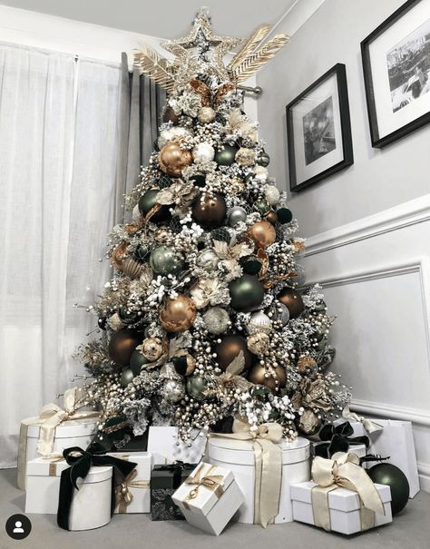 Wine And Gold Christmas Tree, Green Christmas Tree Decorations, Christmas Tree Decorating Themes, Elegant Christmas Trees, Christmas Themes Decorations, Christmas Decor Inspiration, Christmas Tree Inspiration, Cool Christmas Trees, Christmas 2024