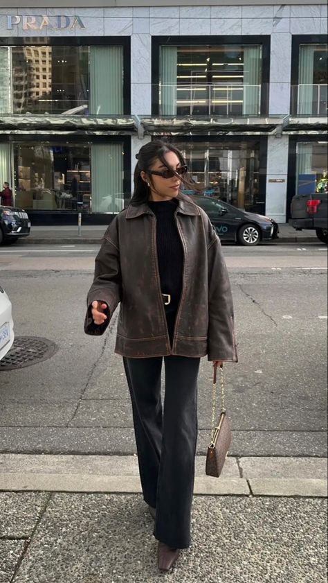 Chic classy brown vintage leather jacket winter cold fall weather season clothing clothes fashion inspo ideas Chicago Outfit, Nyc Fits, Stile Hijab, Vogue Vintage, Mode Hipster, Look Adidas, Fashion Outfit Ideas, Fall Winter Fashion, Looks Pinterest