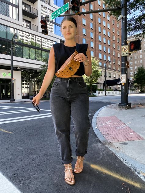 5 WAYS TO WEAR BLACK JEANS FOR SUMMER | THE RULE OF 5 Long Trousers Outfit High Waist, Jeans To Work Outfit Summer, Casual Mom Jeans Outfit Spring, How To Style Black Mom Jeans, Mom Pouch Outfits, Black Mom Jeans Outfit, Jeans For Summer, Mom Jeans Outfit Winter, Mom Jeans Outfit Summer