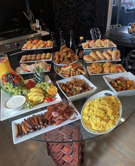 Breakfast Platter Brunch, Christmas Family Brunch Ideas, Friendsmas Brunch Ideas, Brunch Table Buffet, Birthday Breakfast Brunch Ideas, Brunch Display Buffet Tables, Birthday Brunch Menu Ideas Easy, Breakfast Ideas For Bachelorette Party, Breakfast Work Party