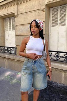 Couture, Denim Short Street Style, Girls Jorts Outfit Idea, Styling Long Denim Shorts, Long Shorts Style, How To Style Long Shorts Women, Outfits With Long Shorts For Women, Y2k Baggy Shorts, Long Shorts Outfits Women Summer