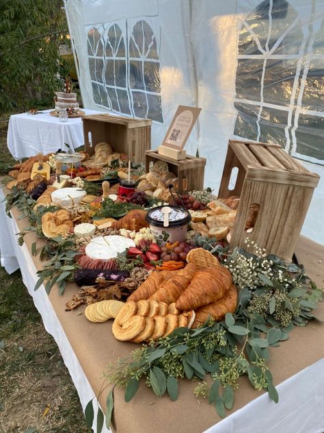 Wedding Grazing Table, Brunch Mesa, Wedding Charcuterie, Charcuterie Board Wedding, Wedding Food Table, Appetizers Table, Decorações Com Comidas, Wedding Appetizers, Charcuterie Inspiration