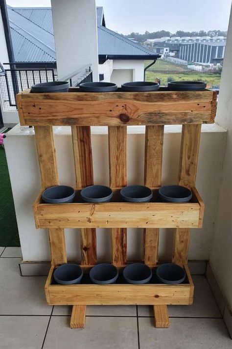 If you have some left over pallets and need a weekend DIY project for your porch or backyard, check out these awesome vertical pallet garden ideas, plant holders and herb gardens for inspiration! #palletgarden #gardenideas #diy #palletideas Pallet Garden Ideas Diy, Pallet Garden Ideas, Vertical Pallet Garden, Herb Garden Pallet, Pallet Projects Garden, نباتات منزلية, Balkon Design, Hout Diy, Herb Gardens