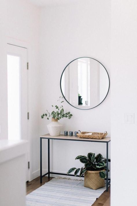 Console et miroir circulaire dans un design minimaliste #houseinterior Entry hallway interior design and decor ideas. Minimal interior design. Simple home decor. Clean spaces. Round mirror display ideas. #HomeDecorideas Diy Interior, Minimalist Entryway, Minimal Interior Design, Interior Design Per La Casa, Interior Minimalista, Diy Casa, घर की सजावट, Minimalism Interior, Decor Minimalist