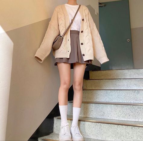 Vetements Clothing, Mode Kawaii, Academia Outfits, Japan Outfit, Dark Academia Fashion, Pakaian Feminin, Academia Fashion, Beige Outfit, Mode Kpop