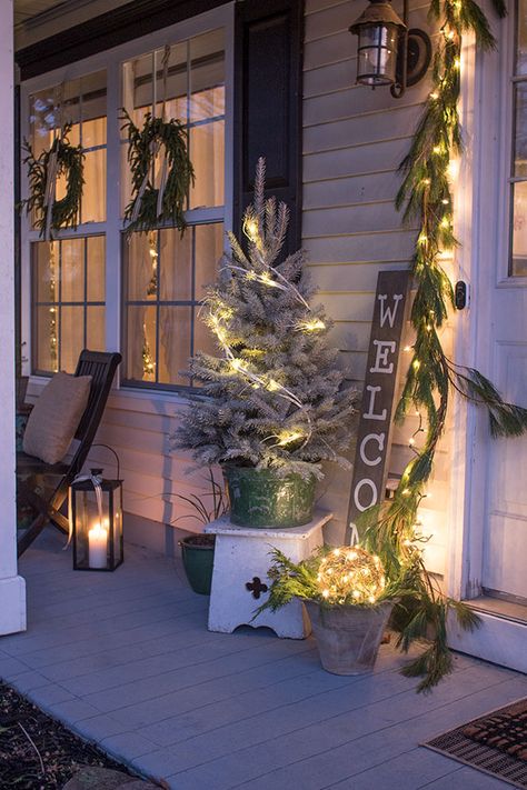 Make the most of your small porch or entry with a few simple Christmas decorating ideas that are budget friendly!   #Christmas #porch #exterior #lights Natal, Small Porch Christmas Lights, Simple Outside Christmas Decor, Small Front Porch Christmas Decor Ideas, Small Porch Christmas Decor, Christmas Decorations Front Porch, Porch Christmas Lights, Exterior Christmas Lights, Christmas Candlesticks