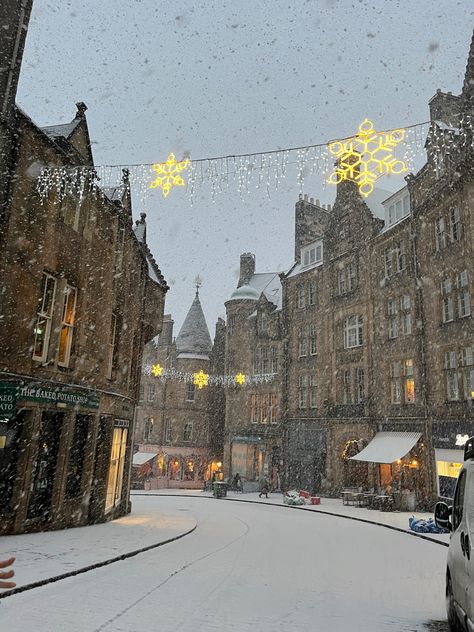 Edinburgh In Christmas, Edinburgh Scotland December, Christmas Edinburgh Aesthetic, Winter Aesthetic Small Town, Edinburgh Winter Aesthetic, Christmas Aesthetic Edinburgh, Europe Travel Winter, Winter In Edinburgh, Christmas In Edinburgh Aesthetic