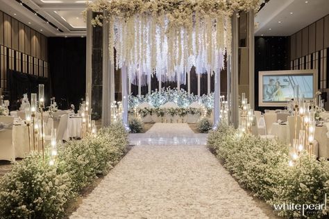 Swissôtel Jakarta PIK Avenue 2021.11.13 by White Pearl Decoration - 004 Wedding Walkway Indoor, Wedding Platform Decorations, Wedding Hall Decorations Simple, Dekorasi Wedding Indoor, Korean Wedding Decorations Indoor, White Backdrop Wedding, Decor Wedding Indoor, Decor Pernikahan, Reception Decorations Indoor