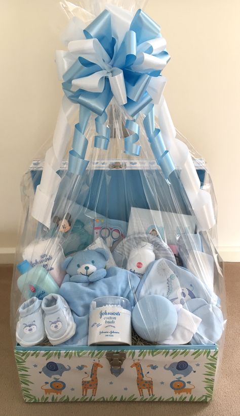 Baby Gift Baskets, Boy Gift Basket, Baby Boy Gift Baskets, Exterior Christmas, Baby Shower Gift Box, Idee Babyshower, Baby Shower Baskets, Baby Gift Hampers, Cadeau Baby Shower