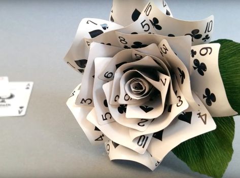 Cool Crafts You Can Make Out of Playing Cards (VIDEO) - Craftfoxes Diy Photo Ornaments, Playing Card Crafts, Diy Playing Cards, Diy Fleur, Alice In Wonderland Tea Party Birthday, Image Halloween, Queen Of Hearts Costume, Diy Roses, Alice In Wonderland Tea Party