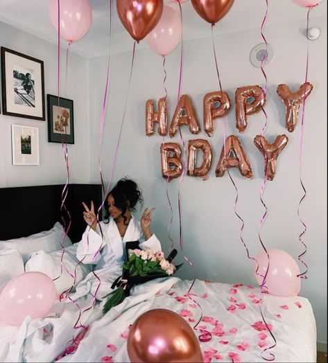 Birthday Room Photoshoot, Room Birthday Photoshoot Ideas, Hotel Bday Photoshoot, Bday Hotel Decorations, 100k Photoshoot Ideas, Birthday Shoot In Bed, Hotel Birthday Shoot, Birthday Pictures In Bed, Hotel Birthday Pictures