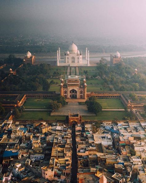 A view of the Taj Mahal that you do not usually see. The contrast between decadence and poverty separated by one wall. Agra, Nature, The Taj Mahal, World Star, World Traveler, Aerial View, Us Travel, All Pictures, Paris Skyline