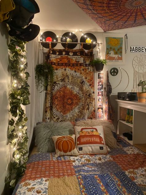 Bedroom Inspirations Hippie, Boho Hippy Bedroom, Hippy Dorm Room, Hippie Room Inspiration, Hippie Beds, Hippy House Decor, Hippie Room Decor Bedroom Ideas, Boho Indie Bedroom, Hippy Bedroom Ideas