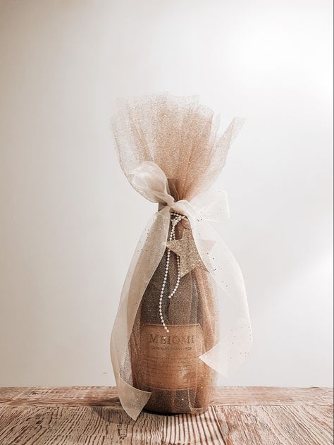 Wrapped Champagne Bottle, Wine Bottle Gifting Ideas, Wine Bottle Present Gift Wrapping, Wine And Gift Card Wrapping, Wrapping Bottle Of Wine, Tulle Gift Wrap, Champagne Gift Wrapping Ideas, Wrap Champagne Bottle Ideas, Tulle Gift Wrapping Ideas