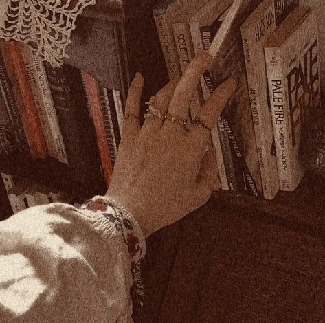 Girl’s hand pulling out books on a shelf, looking for a specific one Tumblr, Cottagecore Tumblr, Dark Cottagecore, Dark Academia Aesthetic, Academia Aesthetic, Aesthetic Aesthetic, Brown Aesthetic, Cozy Cottage, Aesthetic Themes