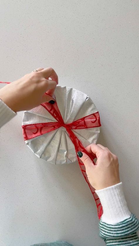 How To Pack Round Gift, How To Wrap Round Gift, How To Wrap A Bowl As A Gift, How To Wrap Round Shaped Gifts, Round Gift Wrapping Ideas, Round Things, Ideas Manualidades, Round Blanket, Diy Belts