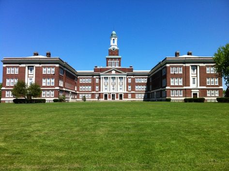 The Most Beautiful Public High School in Every State in America Elementary School Building Design, School Building Design Exterior, High School Exterior, High School In America, School Floor Plan, School Places, School Building Design, Sims Inspiration, Schools In America