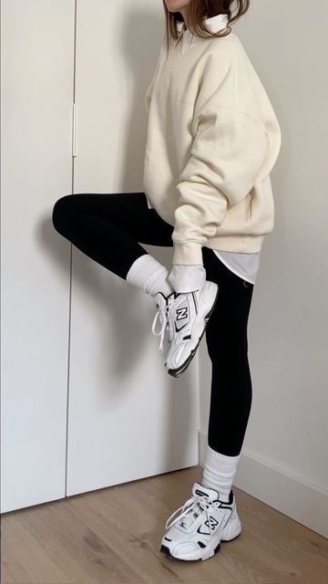 Lara on Instagram: "Everyday casual outfit — Go-to look both for weekdays and weekends lately🖤 #minimaloutfit #outfitreel #outfitinspo #casualoutfit #pinterestoutfit #ootdreel #newbalance #neutralstyle" Outfit Sporty, Modele Fitness, Look Legging, Alledaagse Outfits, Populaire Outfits, Street Outfits, Everyday Casual Outfits, Disney Orlando, Cold Outfits