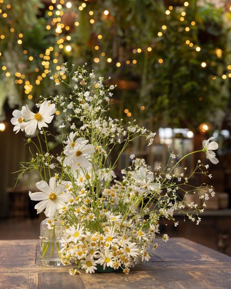 Chamomile Floral Arrangement, Cosmos Flowers Wedding Decor, Daisy Flower Arrangements Wedding, Daisy Flower Decor, White Daisy Arrangements, Chamomile Table Decoration, Greenery Summer Wedding, Chamomile Wedding Flowers, Chamomile Flowers Wedding