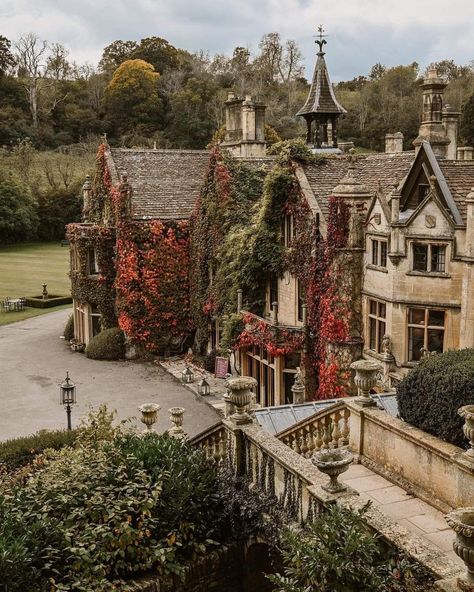 Manor House, Castle Combe ~ 📸@postcardsbyhannah [IG] Castle Combe England Aesthetic, London Countryside House, English Countryside Estate, Castle In England, England Castles United Kingdom, Cotswolds England Cottage, Cottswald England, Cotswold Aesthetic, Victorian England Aesthetic