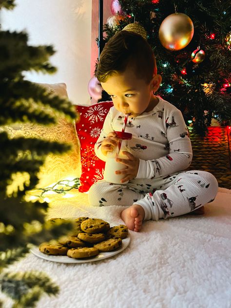 Christmas photo idea Natal, Kids Diy Christmas Pictures, 1 Year Christmas Photoshoot, Cute Toddler Christmas Pictures, Christmas Toddler Picture Ideas, 2nd Christmas Photos, Toddler Boy Christmas Photoshoot, Toddler Xmas Photo Ideas, Large Family Photo Shoot Ideas Christmas