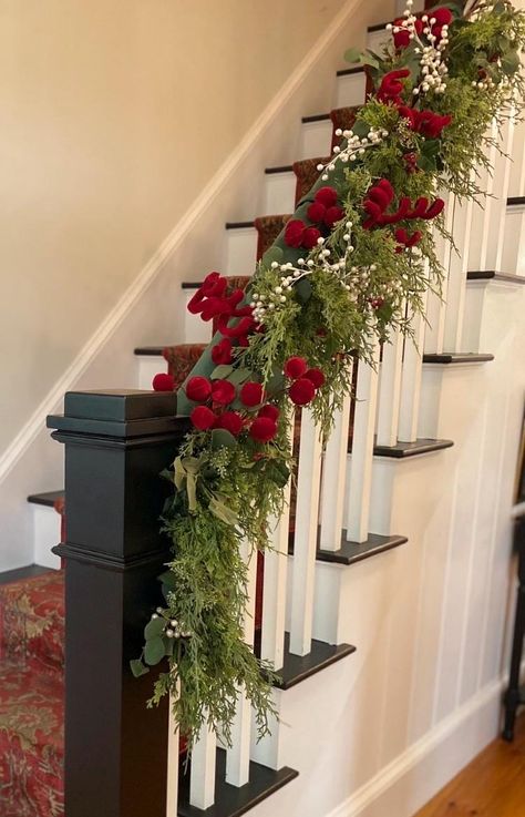 Fall Banister Decor, Christmas Staircase Decor Railings, Staircase Christmas Decor Railings, Christmas Banister Decorations, Red And White Garland, Stair Garland, Christmas Garland Staircase, Christmas Garland On Stairs, Ice Club