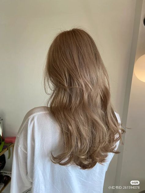 Dark Brown And Beige Outfit, Caramel Hair Cool Tone, Milk Beige Hair Color Short Hair, Light Blonde On Dark Hair, Dark Blonde Beige Hair, Cool Toned Caramel Hair, Hair Colour Ideas For Green Eyes, Dark Blonde Natural Hair, Golden Brown Blonde Hair