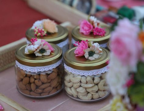 Decoration Of Dry Fruits Tray, Dryfruit Tray Decoration Ideas, Dry Fruit Gift Packing Ideas, Jar Packing Ideas, Dry Fruits Packing Ideas Gift In Jars, Dryfruit Hampers Ideas, Packing Trays Wedding, Dry Fruits Hamper Ideas, Dryfruit Packing Idea